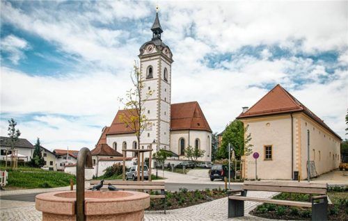 Die neue Ortsmitte ist Aushängeschild der Dorferneuerung. Foto John Cater