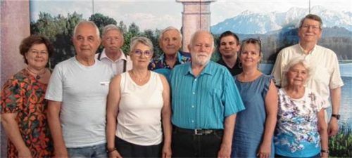Die neue Vorstandschaft des Kreisverbands: (von links) Gabriele Schleich, Michael-Horst Schuster, Reinhard August, Anna Schuster, Alfred Linke, Volkmar Kraus, Sebastian Fröhlich, Dagmar Reisenbüchler und Ingrid Kröff mit dem Bezirksvorsitzenden Paul Hansel. Foto Schubert