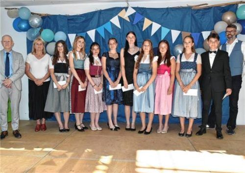 Die neun besten Schüler mit einem Notendurchschnitt besser als 1,5: (von links) Schulleiter Christian Thoma, stellvertretende Schulleiterin Christine Branz, Lina Kastner, Franziska Schmid, Maria Kolbeck, Sophia Nebelung, Fee Vater, Magdalena Entfellner, Linda Post, Julia Danielewski, Johnas Schmaus und stellvertretender Landrat Stefan Kattari. Foto Wunderlich