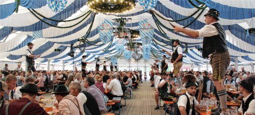 Die Nußdorfer Schnoizer im voll besetzten Festzelt: Ihr Auftritt prägt einen Abend, der die Vielfalt dieser Ausdrucksform eindrucksvoll hörbar macht. Foto Volkhard steffenhagen