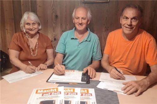 Die ÖDP-Kreisvorstandsmitglieder Christine Mehlo-Plath, Johann Hechenthaler und Josef Fortner (von links) starten gemeinsam die Unterschriftensammlung für „Macht auf Zeit!“. Foto ÖDP