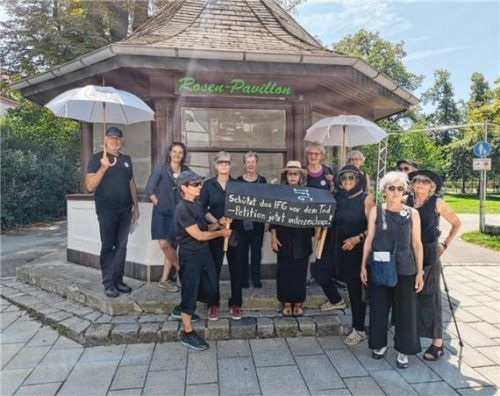 Die „Omas gegen Rechts Rosenheim“ demonstrieren vor dem Rosen-Pavillon mit einem symbolischen Sarg, der zum Schutz des Informationsfreiheitsgesetzes (IFG) aufruft. Foto OMAS GEGEN RECHTS Rosenheim