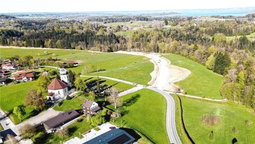 Die Ortsumfahrung von Prutdorf hat eine Länge von 1,2 Kilometern. Alte Planungen erwiesen sich als fehlerhaft. Daher musste Priens Gemeinderat jüngst kostspielige Nachträge beschließen. Andere Straßensanierungen müssen nun warten. Foto re