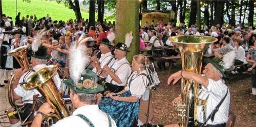 Die Priener Blaskapelle spielt zum Tanz auf dem Waldfest. Foto Hötzelsperger