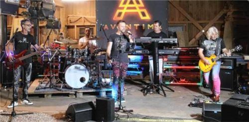 Die Rockgruppe „Avantime“ mit (von links) Klaus Jäger am Bass, Drummer Florian Schmid, Bandleader Chris Klinger (Gesang), Dan Pitigane am Keyboard und Thomas Siemer an der Gitarre überzeugte mit Progressiv-Rock. Foto Zandl