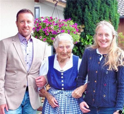 Die rüstige Jubilarin Anna Gimpl mit Bürgermeister Christian Scheck und der stellvertretenden Landrätin Kathi Hallweger, die beide zum Geburtstag gekommen waren. Foto Krammer