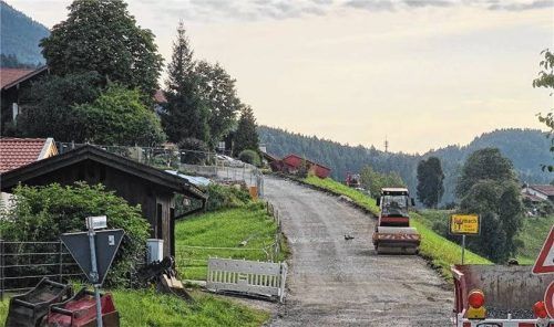 Die Sanierung der Sulzbacher Straße schlug mit über 300.000 Euro zu Buche und belastete somit den Haushalt 2025. Doch in diesem Jahr soll die Gemeindestraße fertiggestellt werden. Foto Wegscheider