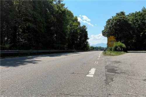 Die schadhafte Fahrbahn der Simstalbrücke sowie der Parkplatz, der ebenfalls saniert wird.Foto Staatliches Bauamt Rosenheim