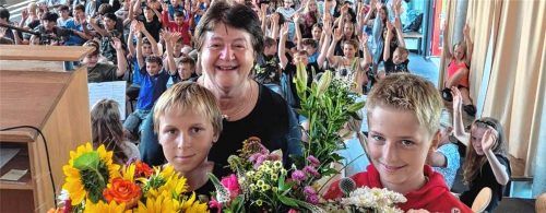 Die Schulfamilie der Grund- und Mittelschule Obing hat ihre langjährige Musiklehrerin Gertrud Schwoshuber (Mitte) in den Ruhestand verabschiedet. Die Kinder überreichten ihr viele farbenfrohe Blumensträuße als Zeichen der Dankbarkeit und Wertschätzung. Foto Auer