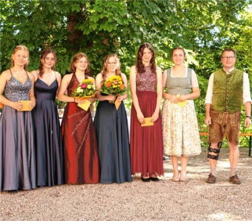 Die sechs besten Abschlussschülerinnen wurden von Schulleiter Günther Miller (rechts) geehrt: (von links) Magdalena Meier, Stefanie Waldherr, Kim Luft, Lena Fenninger, Teresa Moser und Johanna Wolfgruber. Foto Giesen