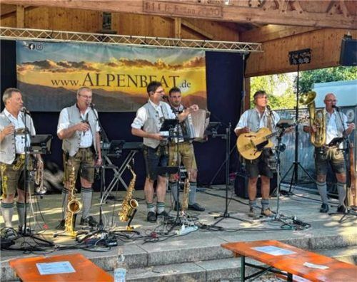 Die sechsköpfige Band Alpenbeat sorgt für musikalische Unterhaltung beim Bierfest der Feuerwehr Rottau. Foto Adersberger
