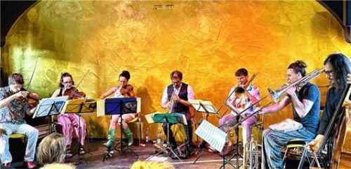 Die siebenköpfige Dachsteinband mit vielen Instrumenten. Foto Janka