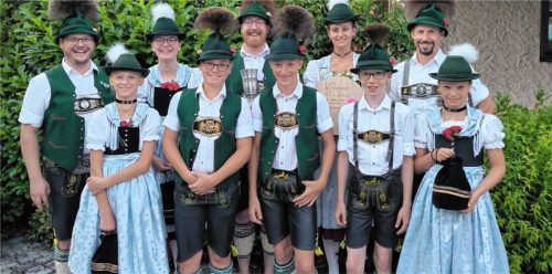 Die Sieger beim Preisplatteln mit Dirndldrahn beim Trachtenverein D’Lamstoana Frasdorf – vorne (von links): Sara Just, Maximilian Osterhammer, Florian Siglreithmaier, Florian Wörndl, Verena Obholzer; hinten (von links): Sebastian Graf, Magdalena Osterhammer, Max Schlosser, Vroni Brehmer, Sepp Enzinger.Foto Hötzelsperger