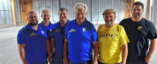 Die Sieger des „Rock mit Stock“-Turniers sind von links: Josef Prametsberger, Georg Dangl, Bernhard Starflinger, Hans Pfaffinger, mit den Organisatoren Georg Löw und Herbert Aicher. Foto SV SK Abt. Stockschützen