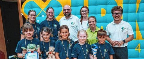 Die Siegergruppe der Altersklasse Bambini vom Kreisverband Rosenheim freut sich über den ersten Platz beim Landeswettbewerb des Bayerischen Jugendrotkreuzes. Foto Elias Almer