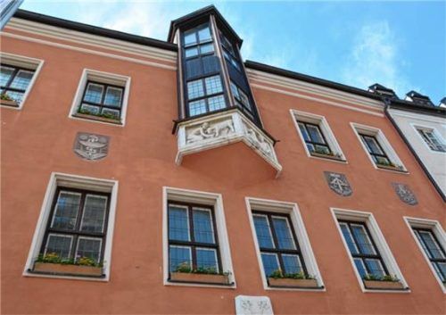 In der jüngsten Stadtratssitzung im Traunsteiner Rathaus kamen mehrere Anliegen aus dem Stadtleben zur Sprache – von Rauchbelästigung im Schwimmbad über einen lärmenden Boxautomaten bis hin zu Sicherheitsmängeln an historischen Treppen. Foto Kreisstadt Traunstein