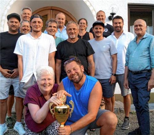 Die Teilnehmer der Siegermannschaften: (von links) Bernd Kleber, Edi Wimmer, Sepp Beranek, Manuel Trofimon, Elke Bernert, Mike Reinthaler, Erich Beranek, Reinhold Trofimon, Bernhard Grassl, Irmi Beranek, Andreas Wilhelm, Fritz Beranek sowie Bürgermeister Bernhard Schweida und sein Vorgänger Thomas Stark. Foto Richterstetter.