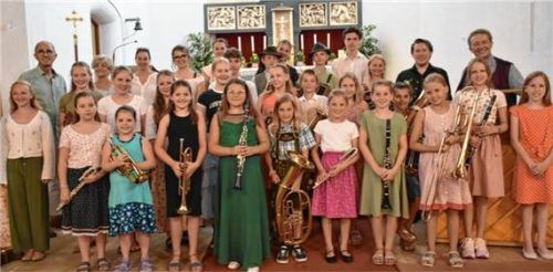 Die Teilnehmer des gelungenen Sommerkonzertes der Mu- sikschule Grassau. Foto Wunderlich