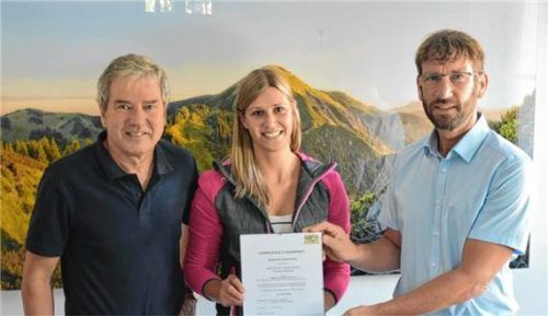 Die Übergabe des Siegels an Bürgermeister Thomas Müllinger (links) sowie Johanna Detsch von der Hauptverwaltung (Mitte) erfolgte durch Claus Hofmann, den Informationssicherheitsbeauftragten (ISB) im Landkreis Traunstein. Foto Wunderlich