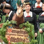 Zwei Festwägen und eigene Kapelle