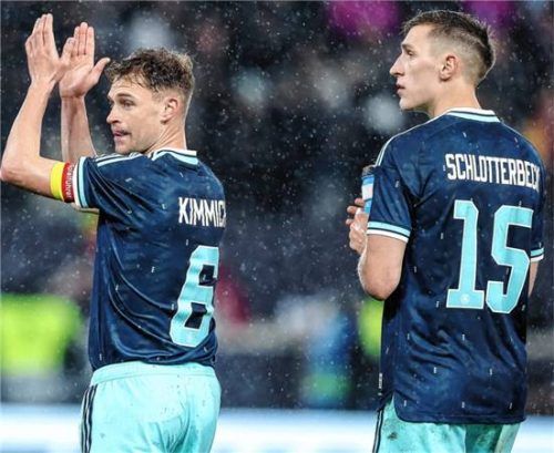 Die Verteidiger aus der Region sind sich einig: Joshua Kimmich (links) hätte auf der Sechs spielen sollen und Nico Schlotterbecks Ausfall war „eine ganz bittere Nummer“. Foto Imago