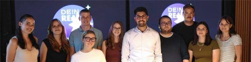Die Volontärinnen und Volontäre von OVB und OVB24 luden den neuen Rosenheimer Oberbürgermeister sowie einige Jugendliche in die Redaktion ein. Im Bild (von links) Sara Klimmer, Natalie Wermuth, Raphael Unterreiner, Theresa Gruber, Charlotte Kayser, Oberbürgermeister Abuzar Erdogan, Thomas Bösl, Moderator Markus Zwigl, Sophie Mischner und Magdalena Aberle.Foto Mischner/Aberle
