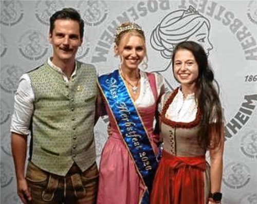 Die Vorfreude auf die Wiesnzeit steigt: Mit Katharina Schattenhofer (Mitte) hat das Rosenheimer Herbstfest nun ein Gesicht. Unter den ersten Gratulanten waren die Jury-Mitglieder Michael Hinterseer von Auerbräu und Sophie Steegmüller von Flötzinger Bräu. Foto red