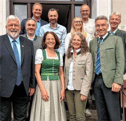 Die Vorstandschaft bei der Jahresversammlung in Neubeuern: (vorne, von links) Vorsitzender Sebastian Friesinger, Anna Bruckmeier vom Amt für Landwirtschaft, Tina Pfaffinger vom Tourismusverband Chiemsee-Alpenland und Landrat Otto Lederer sowie (hinten, von links) Kassier Josef Steingraber vom BBV, Peter Heßner und Lena Niederhuber vom Landratsamt, Martin Peus (Geschäftsführer BBV) und Revisor Felix Schwaller. Foto Hötzelsperger
