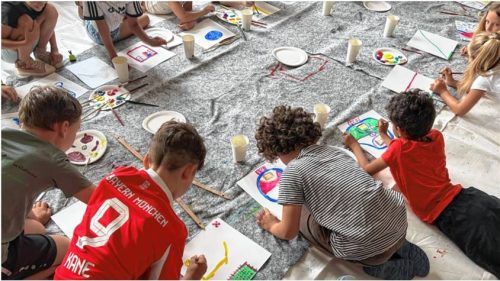 Die Zukunft der Gemeinde Frasdorf beginnt in den Köpfen ihrer Kinder. Jetzt brachten Drittklässler ihre Wünsche an die Zukunft zu Papier. Foto Elisabeth Kirchner