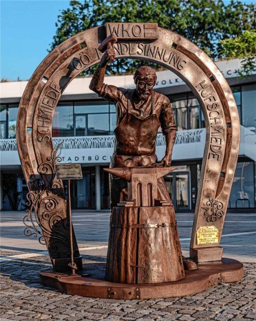 Diese Skulptur eines Schmieds vor dem Kolbermoorer Rathaus kündigt die Schmiedebiennale an. Foto Thomae