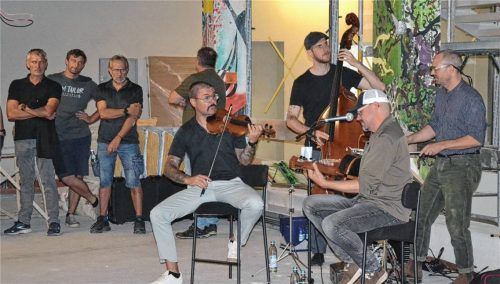 „Django 3000“ musizierte auf der Baustelle der Reiffenstuel-Realschule in Traunstein.Foto xe