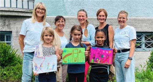 Drei der glücklichen Gewinnerinnen des Malwettbewerbs des Sozialraumteams Ost (vorne) mit Stephanie vom Hagen-Keil, Leiterin des SRT Ost Susanne Schauer-Vetters, Suzan Strigl, Rektorin der Astrid-Lindgren-Grundschule, Rebecca Fertig und Jenny Schauer vom SRT Ost (hinten, von links).Foto Grun
