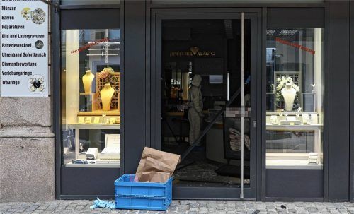Drei maskierte Täter sind mit einem Auto in den Eingangsbereich eines Juweliergeschäfts gefahren und danach in den Laden eingestiegen. Foto Mischner