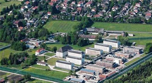 Drohte bei der Durchfahrt der Feuerwehr durch die JVA Bernau eine Gefahr durch Häftlinge? Foto Collage dpa/Berger