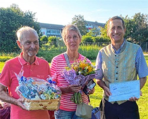 Ehrengäste Margret und Peter Warnhof mit Kurdirektor Peter Helfmeyer im Kurpark Bad Endorf an den Chiemgau Thermen – mit musikalischer Umrahmung der Musikkapelle Bad Endorf, welche dieses Jahr ihr 100-jähriges Bestehen feiern kann. Foto Rosemarie Ammelburger