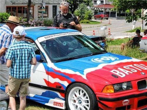 Ein auffällig lackierter BMW-Rennwagen zieht die Blicke der Besucher auf sich. Foto Hubert Hobmaier