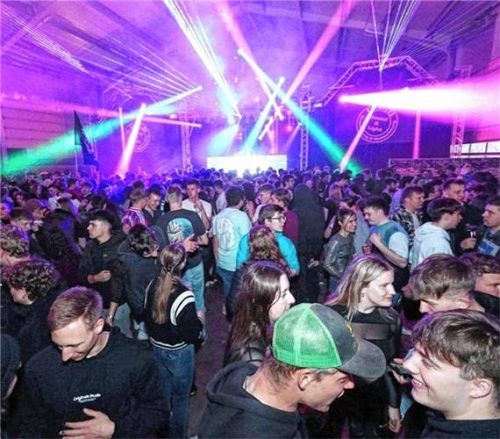 Ein Foto von der Feier des Obinger Burschenvereins am 29. März 2025: Abseits der Halle stürzte ein 24-Jähriger in eine Tiefgaragenabfahrt und verstarb. Foto stl