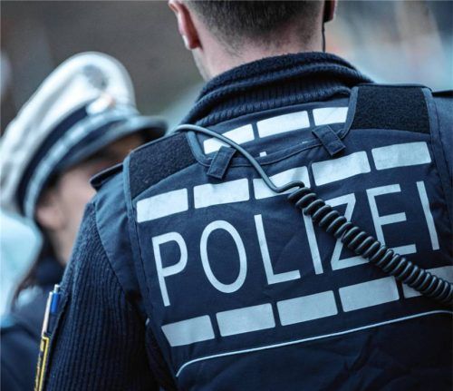 Ein Großaufgebot der Kriminalpolizei Mühldorf am Inn hat zwölf Objekte in den Landkreisen Altötting und Mühldorf am Inn durchsucht. Der Vorwurf lautet Besitz und Verbreitung kinder- und jugendpornografischer Inhalte. Foto dpa/