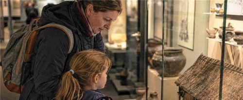 Ein Museumsbesuch wird für Kinder besonders spannend, wenn es viel Anschauliches zu entdecken gibt oder sie selbst etwas suchen können. Fotos KI