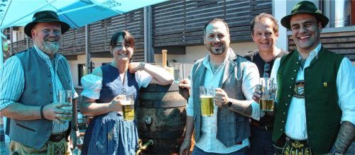 Ein Prost auf die Endorfer Stubn: Hauseigentümer Peter Brunner, Tanja Dürrbeck, Christof Wallner, Patrick Dürrbeck und Bürgermeister Alois Loferer (von links).Foto Tanja Dürrbeck