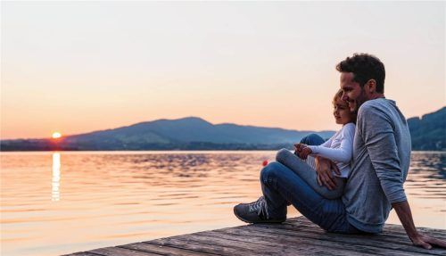 Ein Sonnenuntergang am See ist magisch. Gut, dass man in den Ferien lange aufbleiben darf.Fotos IMAGO / Westend61