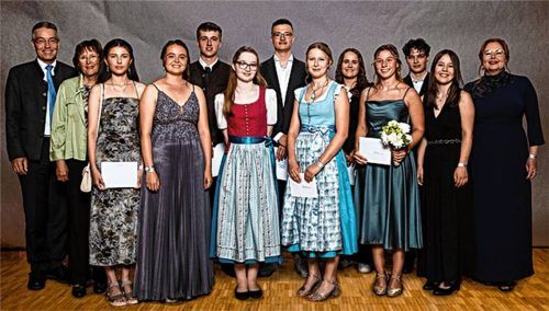 Ein Teil der besten Absolventen mit: (von links) Landrat Otto Lederer, Dritte Bürgermeisterin Gabriele Leicht, Anica Haberl FS13b, Antonella Adler FS13c, Franz Wendlinger BT12u, Veronika Neureither FT12a (Jahrgangsbeste), Noah van der Vorst, BT12u, Emilia Rank FW12b, Teresa Mayer BW13u, Julia Fröhlich FW13b, Lukas Schoierer BW13u, Marlies Geidobler FS13a und Schulleiterin Vilma Sieß.Foto Zandl