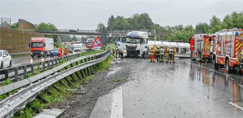 Ein umgekippter Milchlaster blockierte am vergangenen Mittwoch die A8. Es kam zur Vollsperre und zu einem kontrollierten Wendemanöver, wie die Polizei ausführte. Foto Markus Steinberger / EinsatzReport24