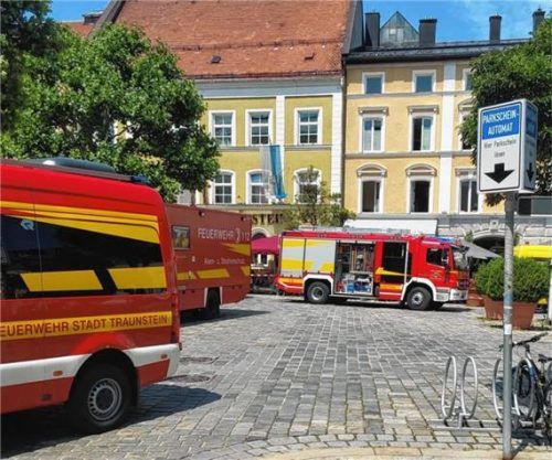 Ein Wohn- und Geschäftshaus am östlichen Stadtplatz musste am Dienstagmittag wegen einer beschädigten Gasleitung und Gasaustritt von der Feuerwehr vorübergehend geräumt werden. Foto Rieder/Kreisfeuerwehrverband Traunstein
