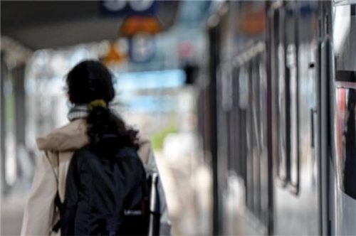 Ein Zug der Bayerischen Regiobahn hält am Bahnhof (Symbolbild). Foto dpa