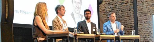 Einblicke aus allen Welten: Gela Allmann im Gespräch mit (von links) Andreas Bensegger, Vorsitzender des IHK-Regionalausschusses Rosenheim, Oberbürgermeister Abuzar Erdogan und Moderator Bernhard Maler beim Rosenheimer IHK-Wirtschaftsempfang 2026. Fotos Schlecker