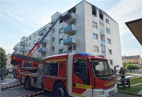 Eine ältere Dame konnte ihre Wohnung nicht mehr selbstständig verlassen. Sie musste über die Drehleiter gerettet werden.