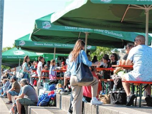 Eine große Fußballfamilie: Fans vom Sportbund Rosenheim.