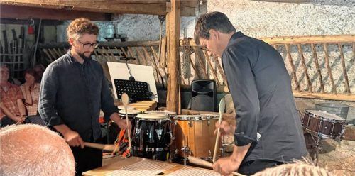 Eine „Kleine Tischmusik“ mit Kochlöffeln boten Sebastian Förschl (links) und Jörg Hannabach. Foto kirchner