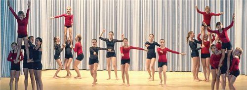 Eine Kombination aus Ballett und Akrobatik wird gezeigt. Weitere Bilder finden Sie auf ovb-online.de. Fotos Stache